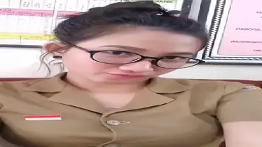 Bokep Indo Karyawan Toko Baju Ditelanjangin Bos poster