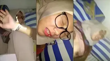 Ngentot Cewek SMA Hijab Berkacamata Memek Tembem, Kombinasi yang Sangat Spesifik poster