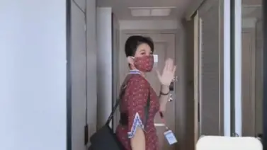 Pramugari Cantik Layani Penumpang VIP Di Hotel poster